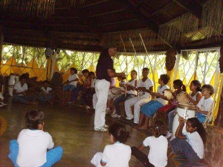 Mestre Cabello com as crianças da Escola Pluricultural Odé Kayodê Mestre Cabello com as crianças da Escola Pluricultural Odé Kayodê