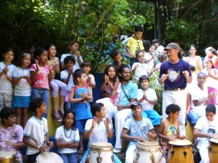 Mestre Cabello com as crianças da Escola Pluricultural Odé Kayodê Mestre Cabello com as crianças da Escola Pluricultural Odé Kayodê