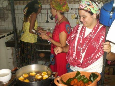 Oficina de Culinária “Axé de Dendê”: Acarajé saindo quentinho Oficina de Culinária “Axé de Dendê”: Acarajé saindo quentinho