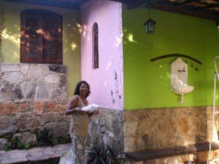 Maria, avó de aluna e amiga da Vila, na pintura da escola Maria, avó de aluna e amiga da Vila, na pintura da escola