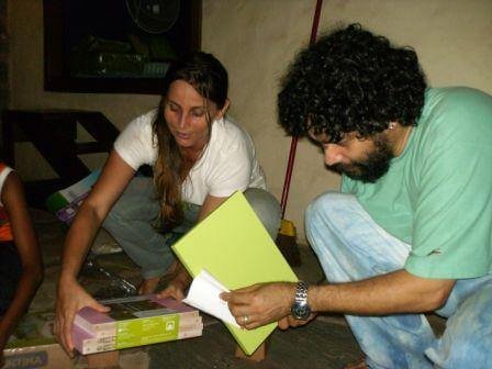 Mick e Robson montam o material Mick e Robson montam o material