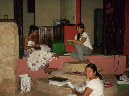Renata, Mick e Adriana - educadoras separando atividades Renata, Mick e Adriana - educadoras separando atividades