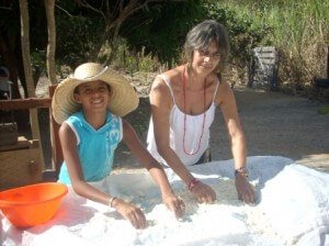 PRODUÇÃO ARTESANAL DA FARINHA DE MANDIOCA NA ROÇA