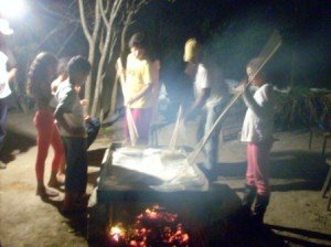 PRODUÇÃO ARTESANAL DA FARINHA DE MANDIOCA NA ROÇA