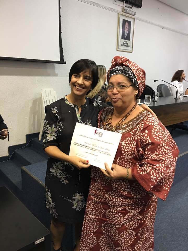 Diretora da Escola recebe Comenda Maria da Penha em Goiânia