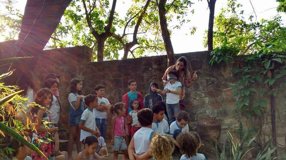 “Com os sentidos suspeitamos o mundo.” 