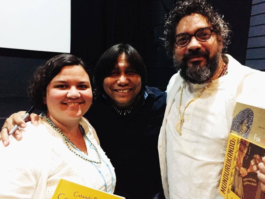 Da direita para a esquerda: Robson Max, Daniel Munduruku e Adriana Rebouças Tietando o Daniel Munduruku