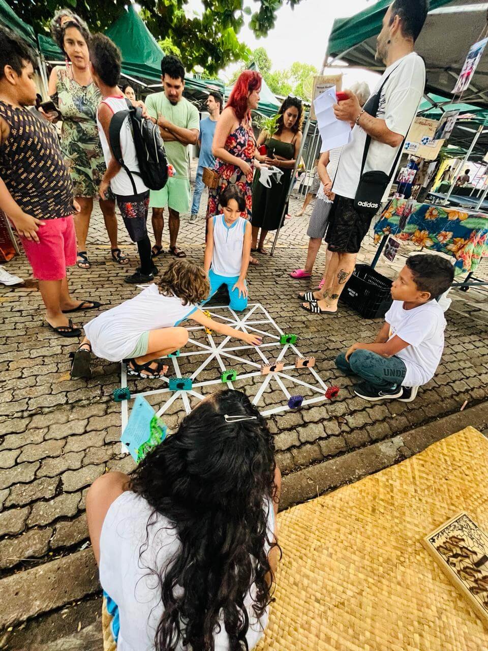 Crianças da Escola Pluricultural Odé Kayodê levam os Estudos Indígenas à Feira da Praça do João Francisco no Projeto “Literatura na Feira”