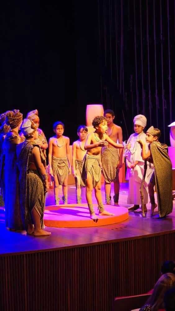 Grupo de Teatro da Vila Esperança abre o CONEPEC 2024 com espetáculo “Oxotocanxoxô” no Cine Teatro São Joaquim