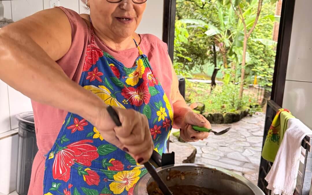 Vó Isabel cozinhando