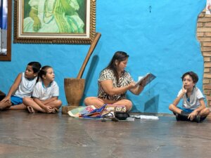 Professora lendo livro para as crianças