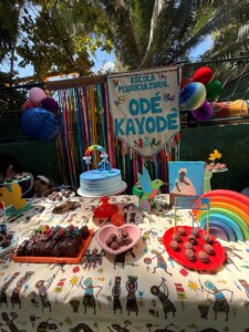 Mesa de doces e bolo de aniversário da Escola